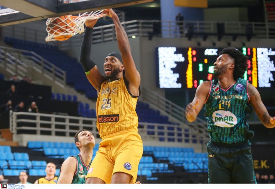 mitchell aek karsiyaka dunk.jpg