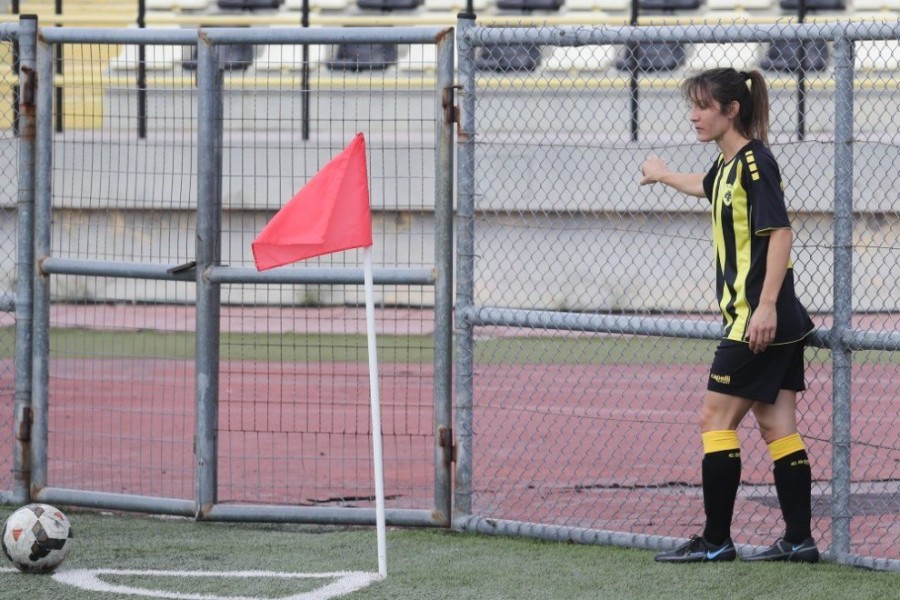 peristeri-aek-women-soccer-podosfairo-gynaikes-korner.jpg