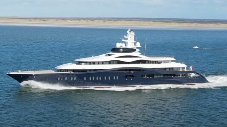 zuckerbergs-giga-yacht-s04t2r.jpg