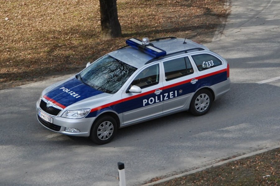 Police_automobiles_in_Austria_Skoda_Škoda.jpg