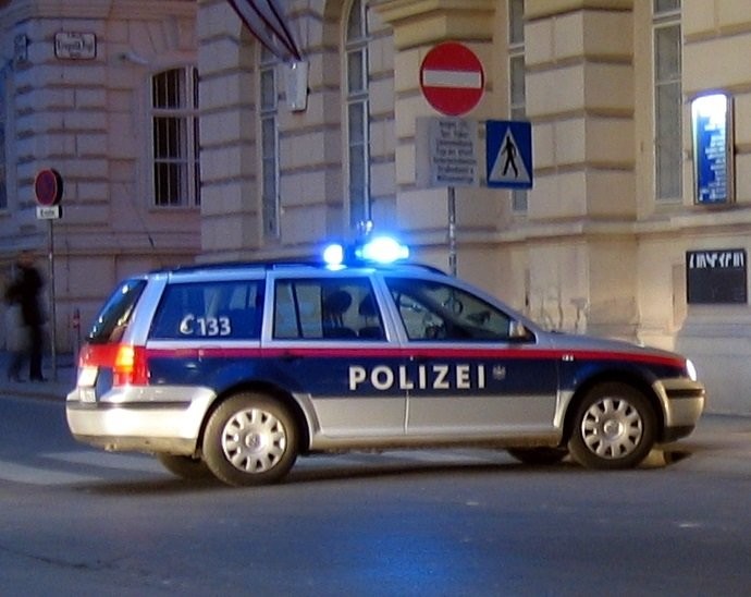 Austrian_police_car_evening_ctrb.jpg