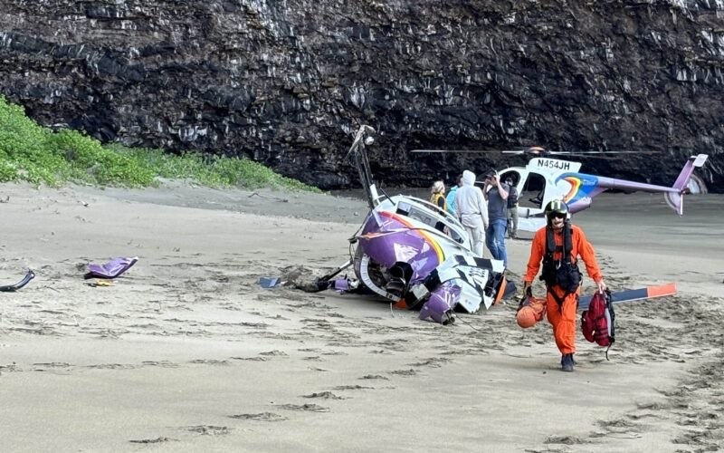 Honopu-Beach-Hawaii-helicopter-crash-800x500.jpg