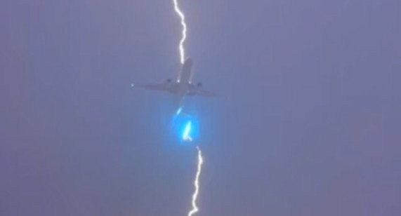 Plane-lightning-YVR.jpg