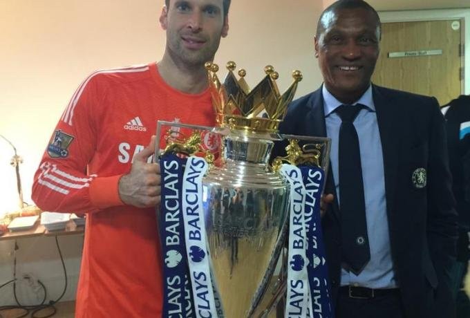 Emenalo_Čech_and_Premier_League_Trophy.jpg