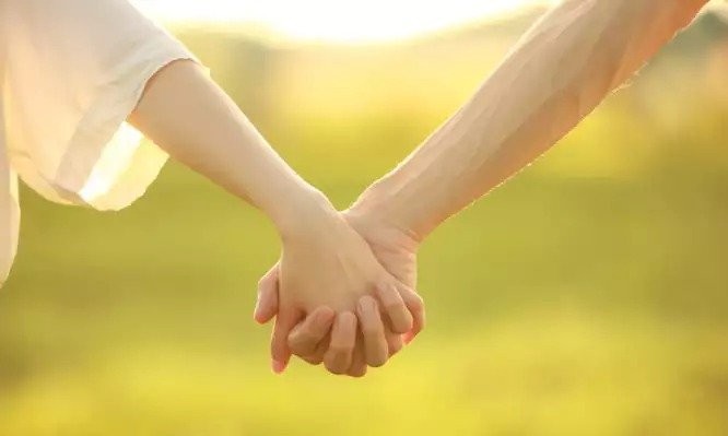 Couple-holding-hands-close-up-666x399_11zon.jpg