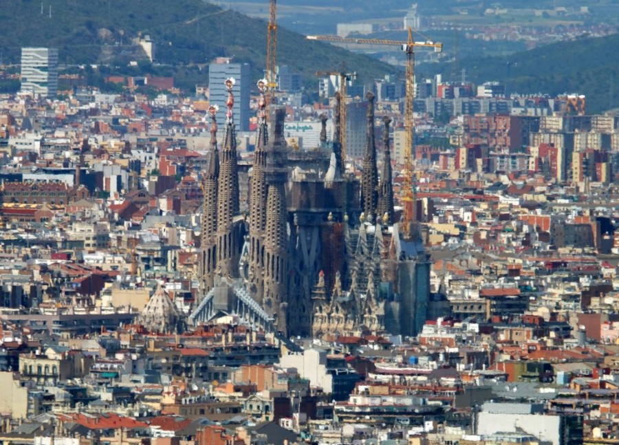 Barcelona_Sagrada_Familia_remote_view_from_Montjuich_02.jpg