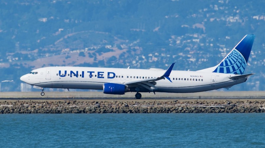 United_Airlines_Boeing_737-900ER_N38443_arriving_SFO_L1140593_2023.jpg