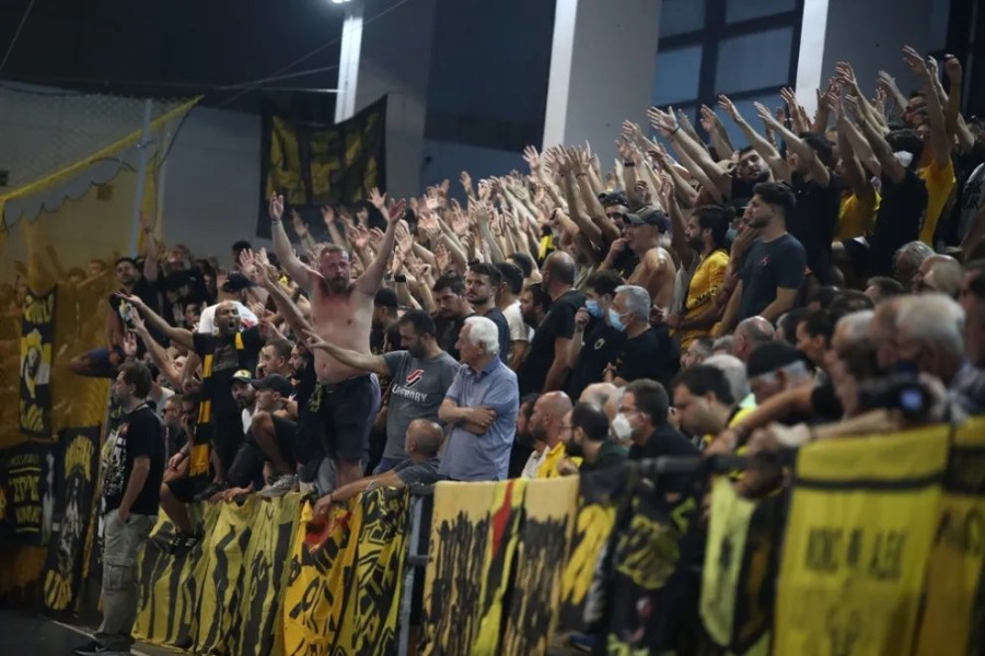 aek-osfp-olympiacos-handball-fans-laos-kosmos- (1) (1).jpg