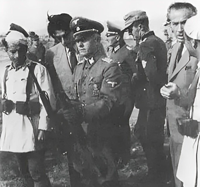 walter-simana-aksiomatikos-tagmatasfalitis-modified (1).jpg