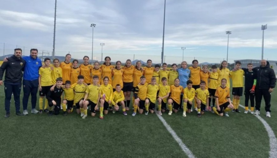 aek podosfairo ginaikes aek b.jpg