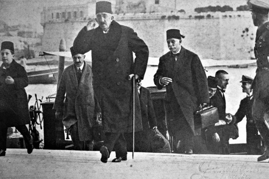 Former_Ottoman_Sultan_Mehmed_VI_arrives_in_Malta_on_a_British_warship._9_Dec_1922-modified.jpg