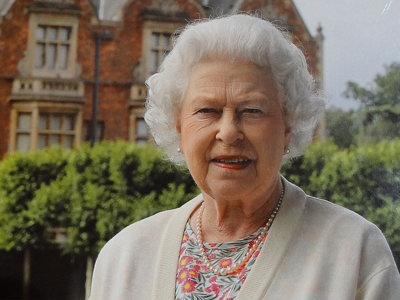 800px-Queen_Elizabeth_II_at_Sandringham_(14530070167).jpg
