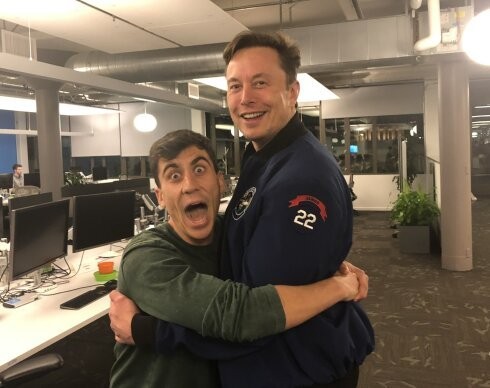 musk_hugs_feidias.jpg