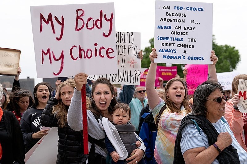 800px-My_body_my_choice_sign_at_a_Stop_Abortion_Bans_Rally_in_St_Paul,_Minnesota_(47113308954).jpg