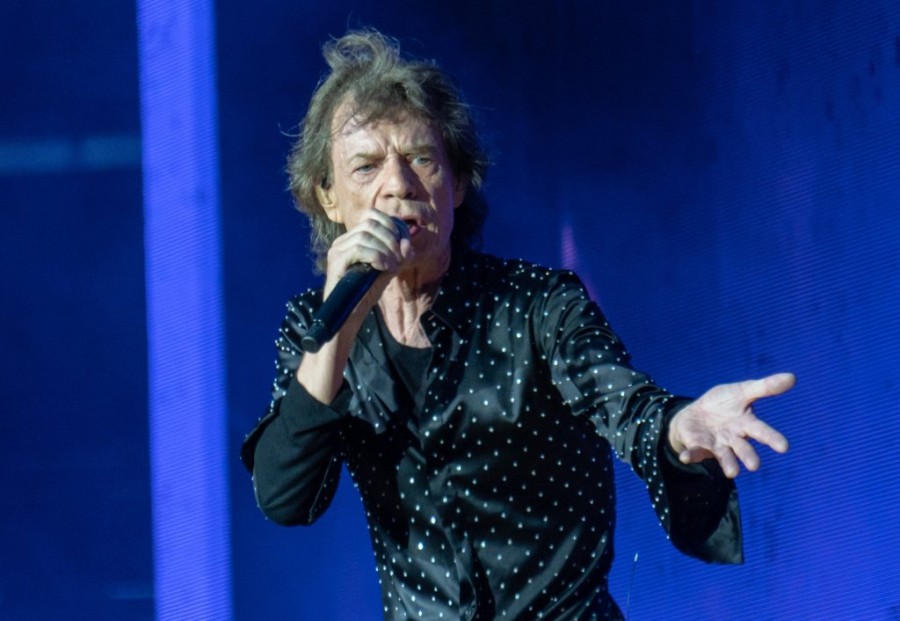 Mick_Jagger_sings_during_Rolling_Stones_concert_-_22_May_2018,_London_(40532922760).jpg