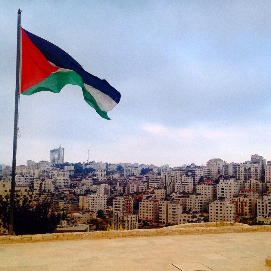 Palestine_flag_fluttering_in_the_sky_of_the_city_of_Ramallah.JPG