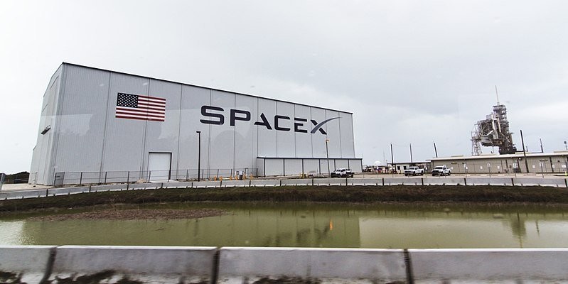 800px-SpaceX_KSC_LC-39A_hangar_(23791728242).jpg