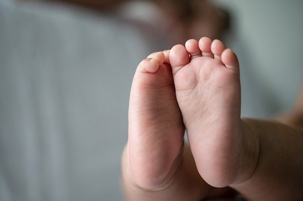 baby-feet-white-bed_1150-24890.jpg