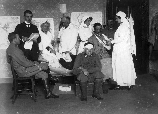 1280px-Medical_institution_nurse_doctor_wounded_First_World_War_uniform_map_Fortepan_32087.jpg