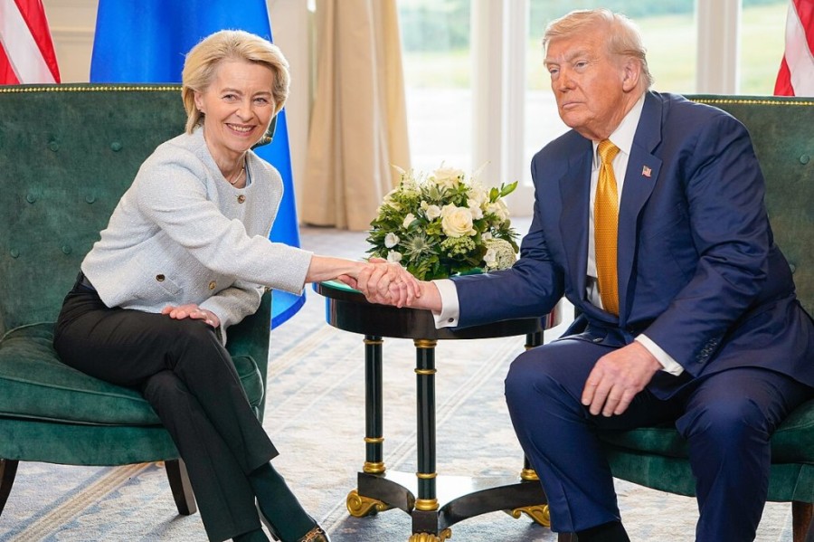 Meeting_between_Ursula_von_der_Leyen,_President_of_the_EC,_and_Donald_Trump,_President_of_the_United_States_-_2025_(3).jpg