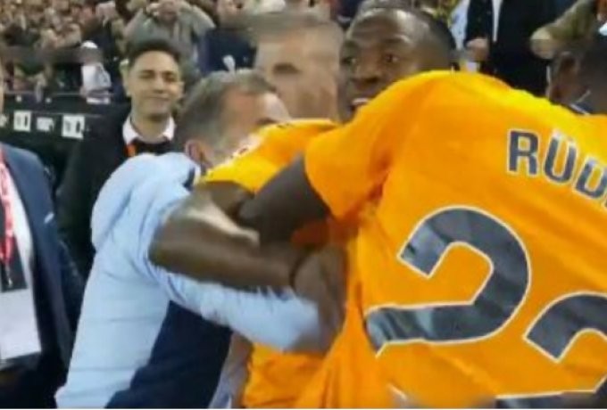 Vinicius real kokkini.png