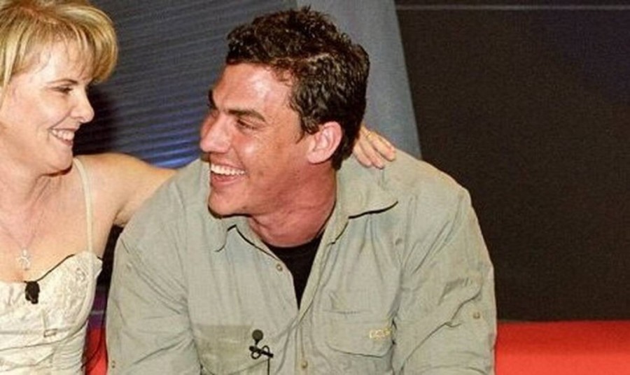 7896_MIKROYTSIKOS_GIANAKOPOYLOY_TZORTZIS_ME_TIN_MITERA_TOY_THE_WALL_05052003 (1).jpg