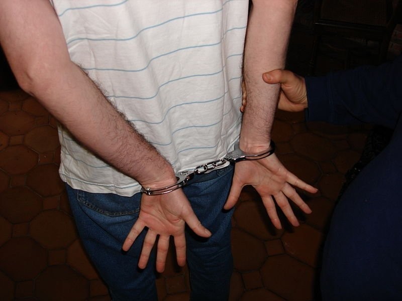 800px-Handcuffed_man_(2).jpg