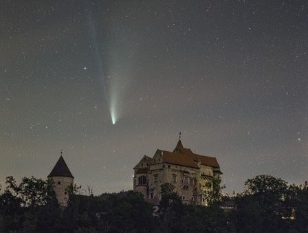 vertical-shot-neowise-comet-flying-pernstejn-castle-czech-republic_181624-30032.jpg