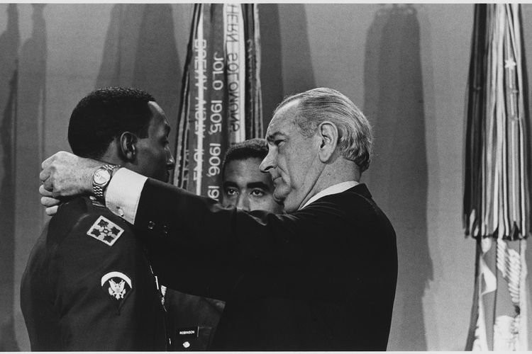 lyndon_johnson_decorates_dwight_johnson_with_moh_29-2621m.jpeg