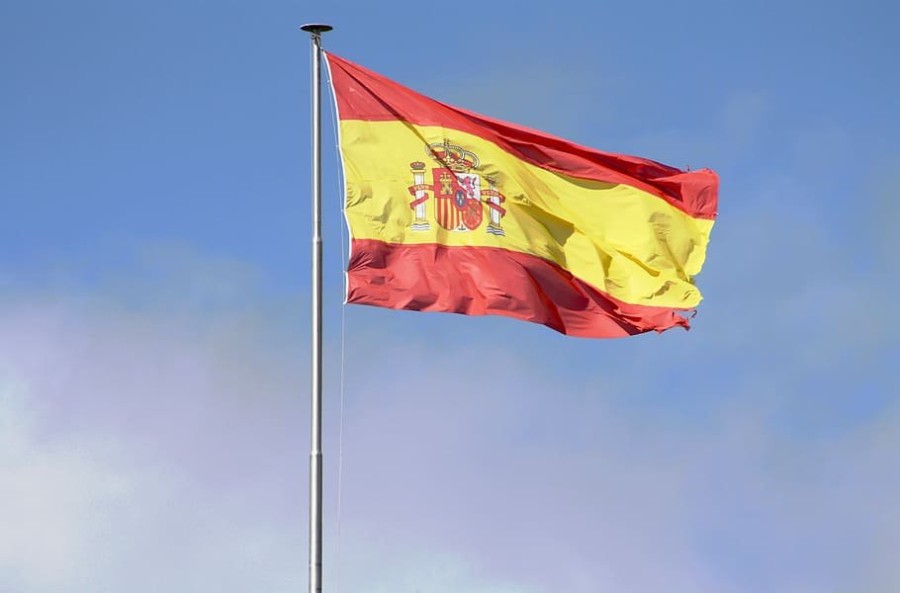 flag-spain-mast-sky.jpg