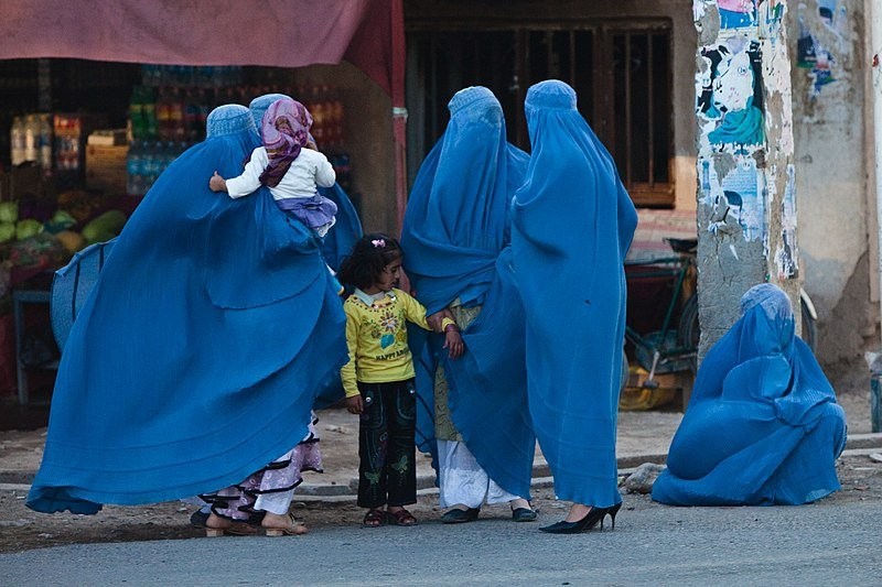 Burqa_women_waiting,_Herat,_Afghanistan.jpg