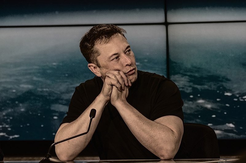 800px-Elon_Musk_at_a_Press_Conference.jpg
