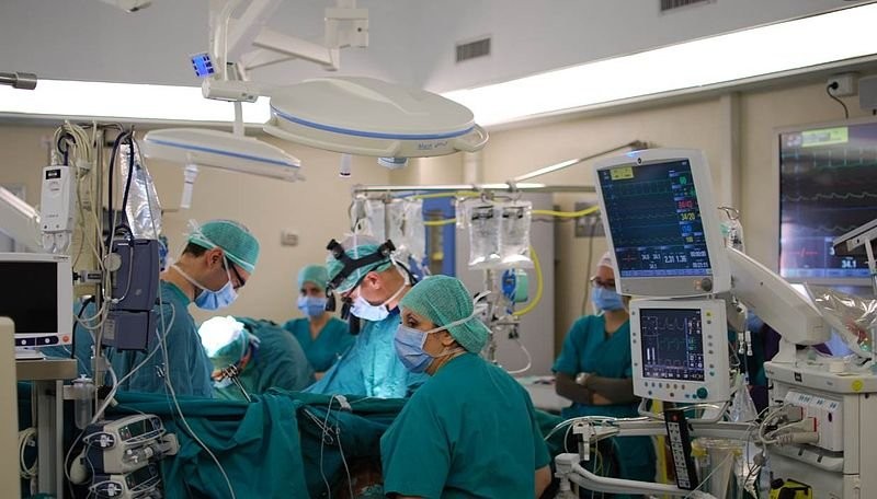 800px-Cardiac_surgery_operating_room.jpg