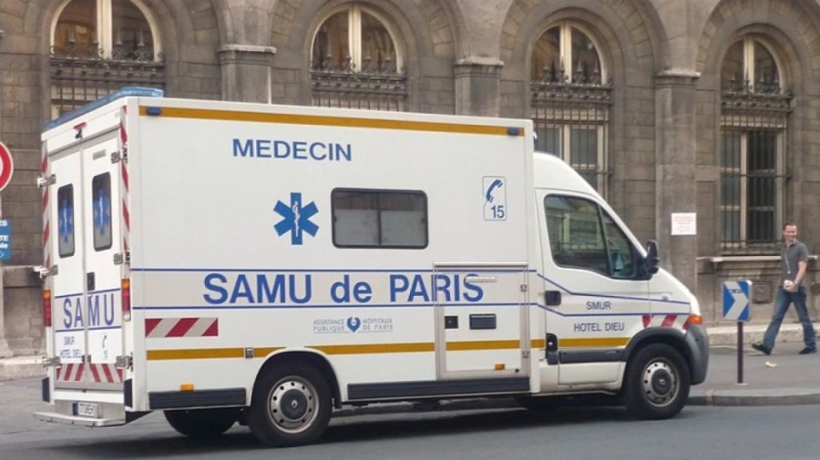 Ambulance_in_France.jpg