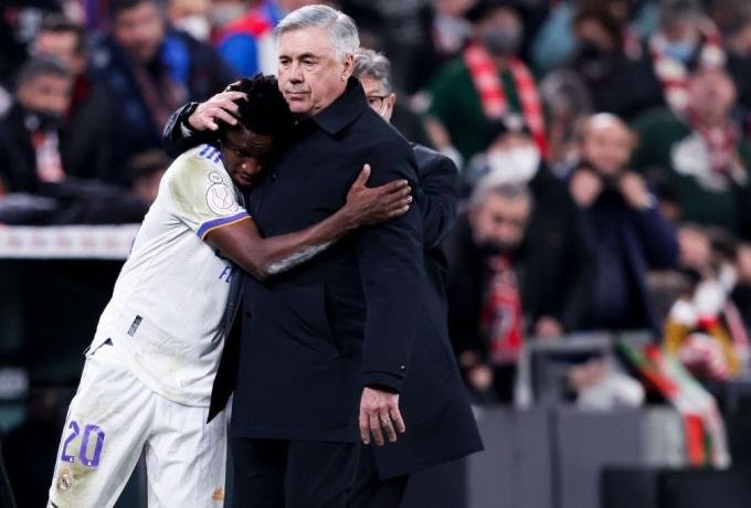 vinicius-carlo-ancelotti.jpeg