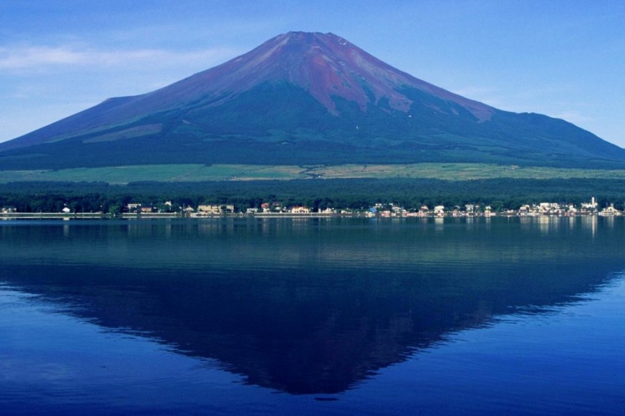 Mount_Fuji_from_Lake_Yamanaka_1995-7-30.jpg