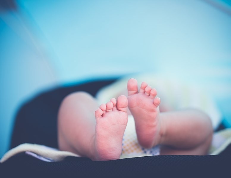 Newborn_baby_feet_(Unsplash).jpg