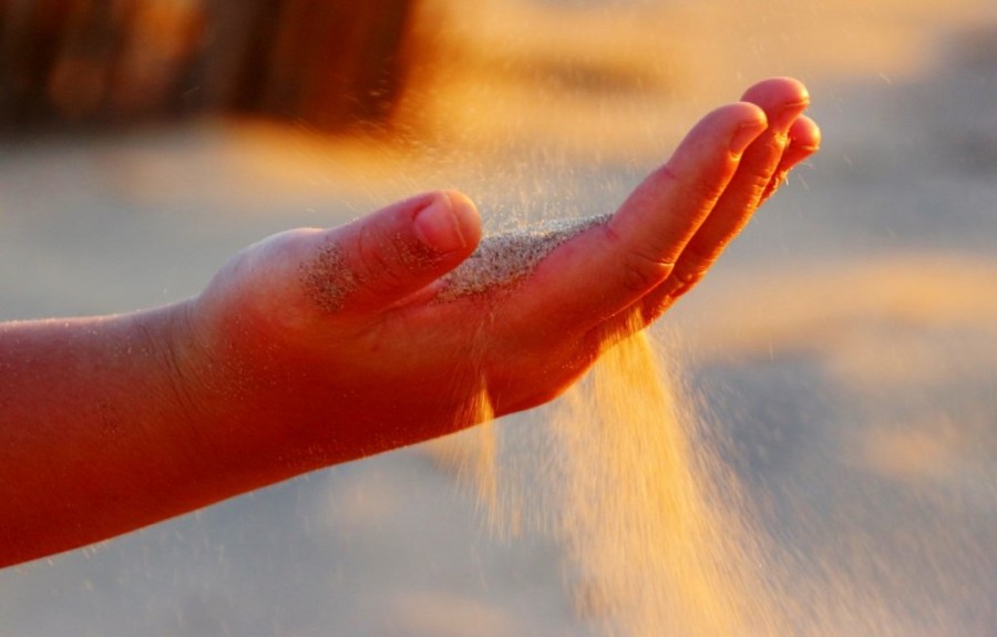 hand_open_finger_sand_rippling_sand_sand_trickling_through_fingers_evening_light_abendstimmung-542324.jpg