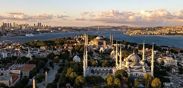 Historical_peninsula_and_modern_skyline_of_Istanbul.jpg
