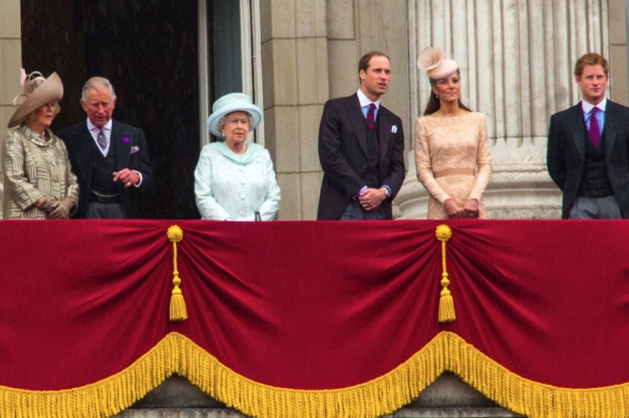 Royal_family_on_Buckingham_Palace_balcony.jpg