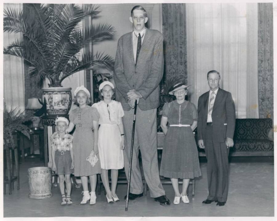 robert-wadlow-and-family.jpg