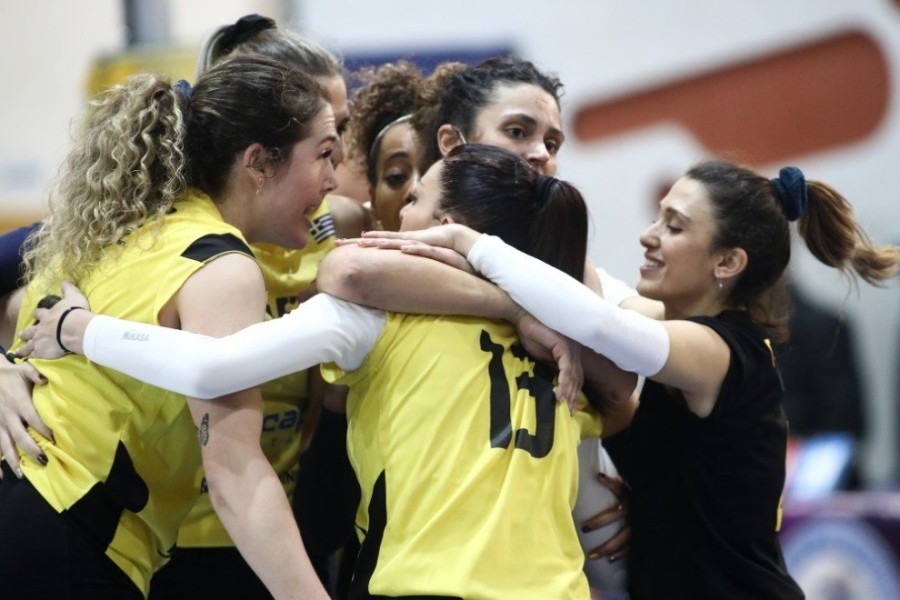 aek-osfp-olympiacos-women-gynaikes-volleyball-team-omada-omadiki-georgiadou.jpg