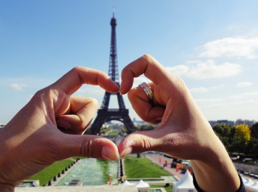 eiffel_tower_love_hands_romance_abstract_heart_heart_shape_greeting_card-883535.jpg