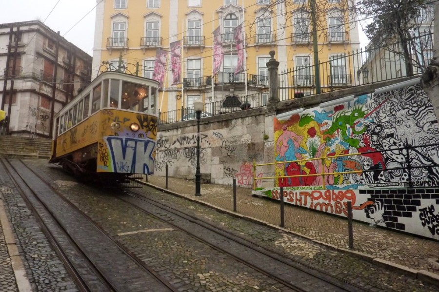 Portugal,_Lisbon_-_elevator_tram_(8589450575).jpg