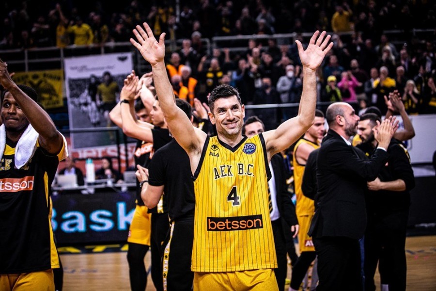 xanthopoulos aek galatasaray celebration.jpg