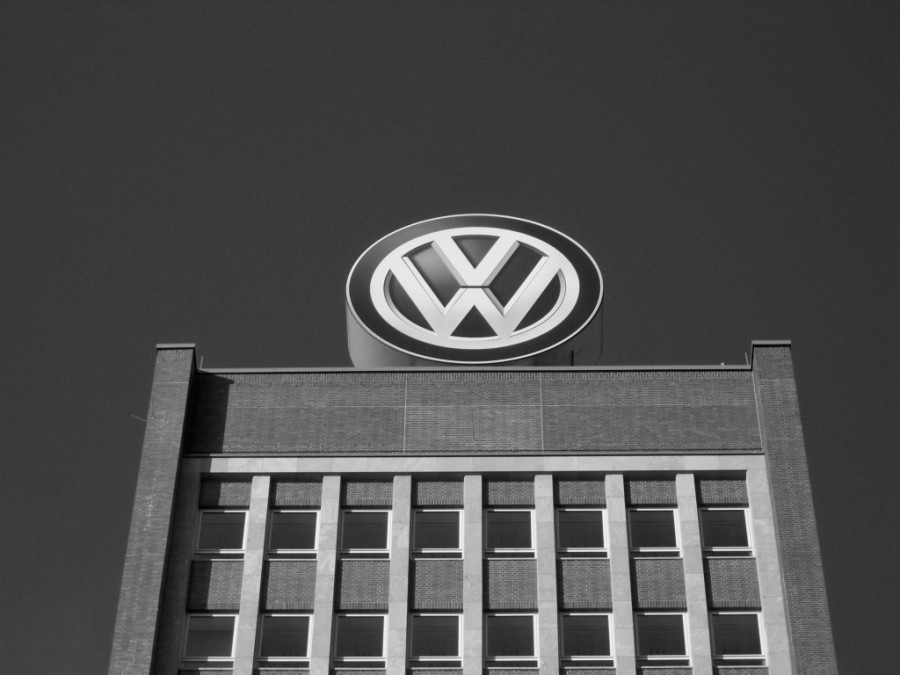 Wolfsburg_VW_Logo-modified.jpg