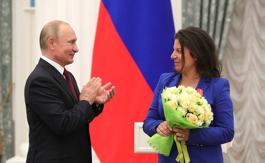 1024px-Маргарита_Симоньян_и_Владимир_Путин.jpg