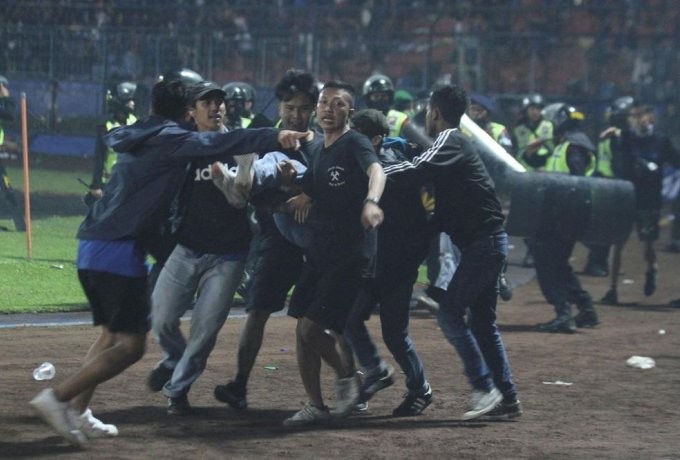 4448037-4448027-2022-10-02T065546Z_1379765561_RC2RSW9GID4D_RTRMADP_3_SOCCER-INDONESIA-RIOT.png