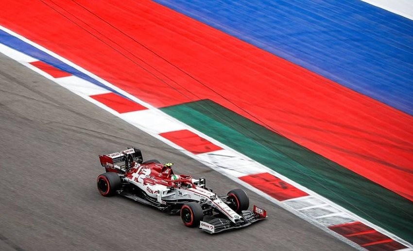 Alfa-Romeo-against-Sochi-backdrop-planetF1.jpg