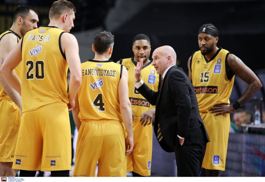 kantzouris and aek players.jpg